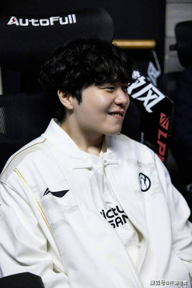 LOL：TheShy透(tòu)露退(tuì)役(yì)时間(jiān)，想跟Rookie打到退(tuì)役(yì)