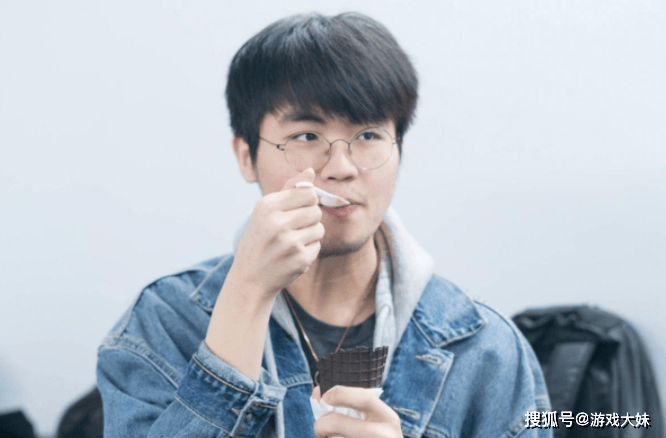 LOL热度(dù)严重下滑(huá)，多位职业选手都不想播(bō)了(le)，紛(fēn)紛(fēn)直播(bō)玩其他遊(yóu)戯(xì)