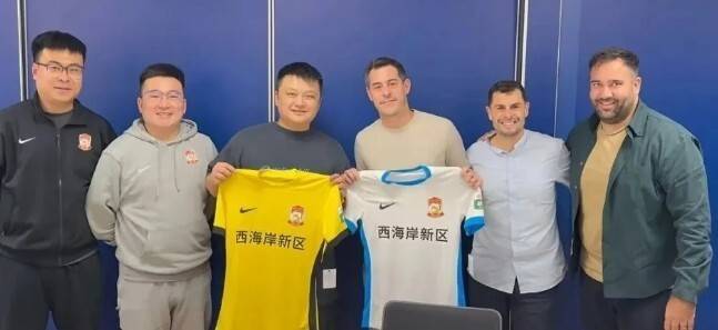 青岛媒体：西海岸投资人考察拉玛西亚青训营，与青训专家交流