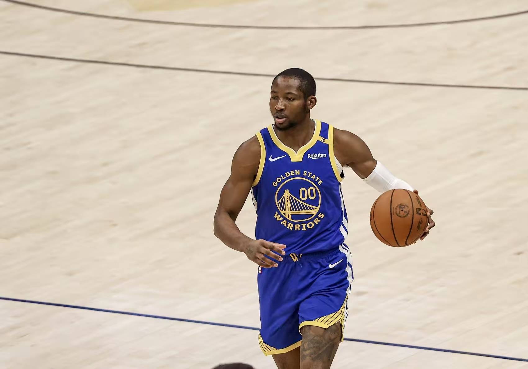 库明加别不知足！22+5仅获870万合同，比库明加强，被76人坑苦