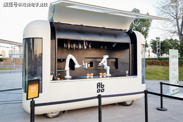 线下观赛有专属痛车接送？还有奶茶赠饮？坦克世界也太周到了