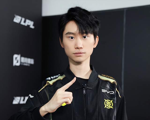 LOL世界冠(guān)军转型刀(dāo)塔(tǎ)，大主播(bō)迎(yíng)直(zhí)播(bō)第(dì)二春，人气比(bǐ)玩LOL還(hái)高！